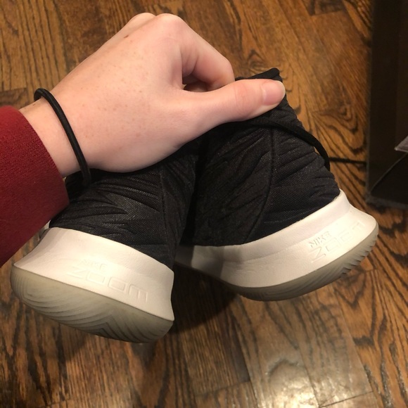 KYRIES - Picture 3 of 10